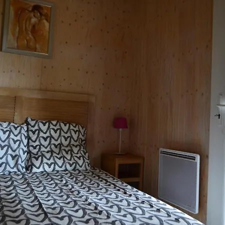 Beautiful View 3 Bedroom Chalet. בקתה Saint-Manvieu-Bocage